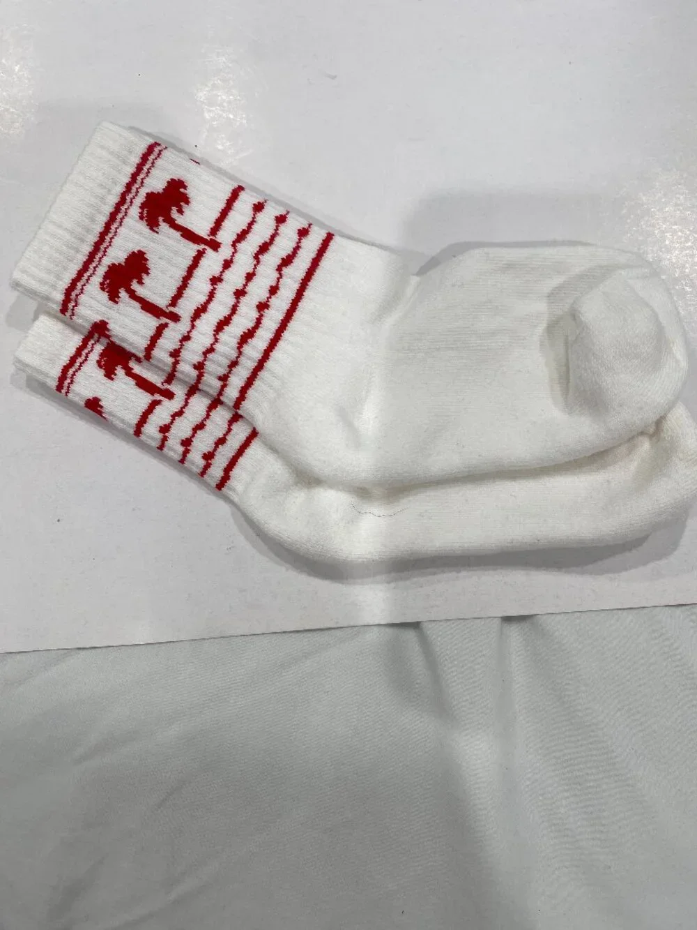 IN N OUT, NWOT KIDS DRINK CUP SOCKS, size S/M, classic crew socks in white/red.